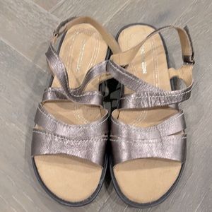 Naturalizer sandals flat size 7.5 US. Pewter color